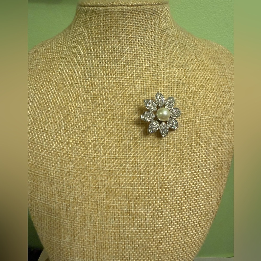 Elegant Silver Flower Brooch with sparkly white stones and Pearl